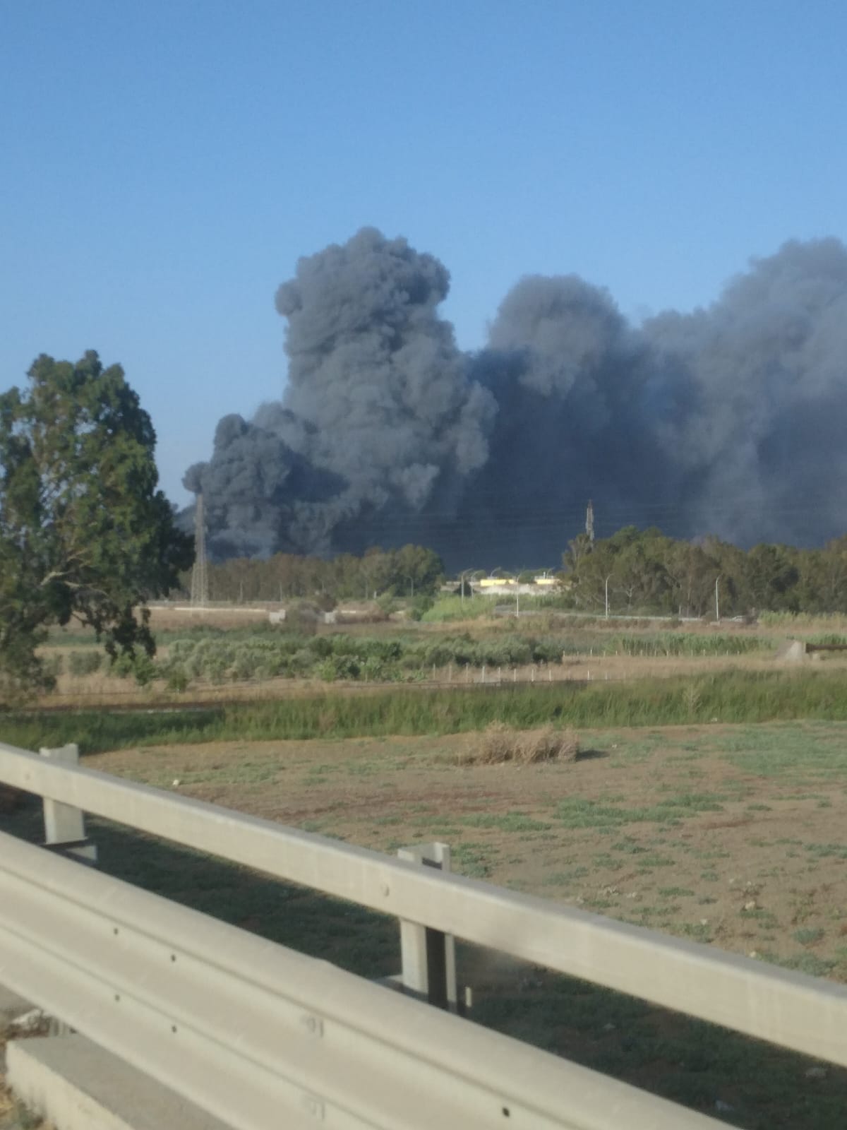 Galleria foto 'Gela, rogo in un capannone' - foto 2