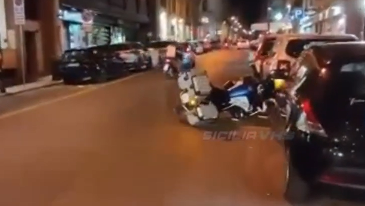Tentano di rubare una moto ma un cittadino li ferma filmandoli a Palermo – VIDEO