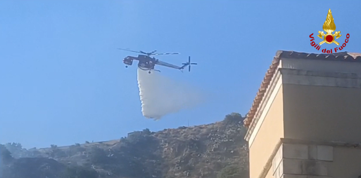 Mili San Marco, incendio minaccia abitazioni: vigili del fuoco domano rogo – VIDEO