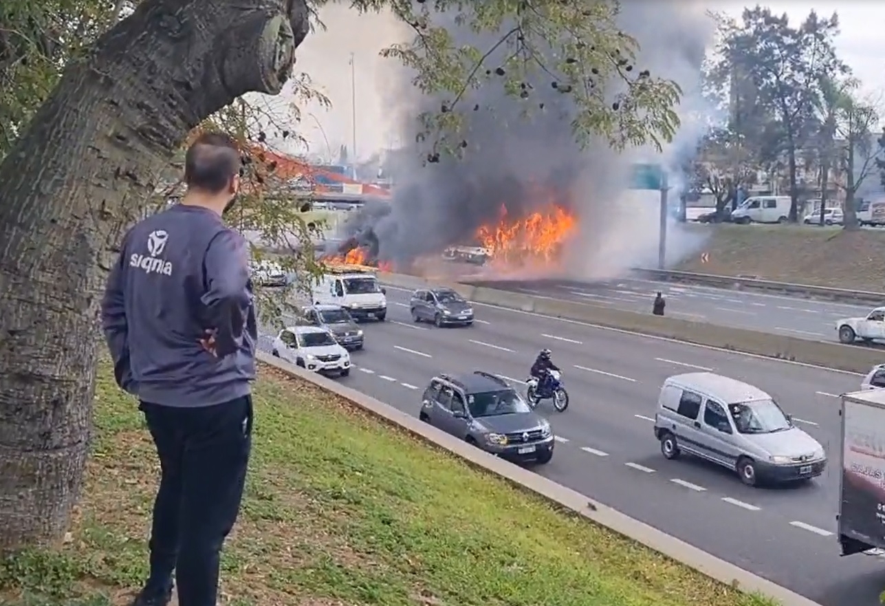 Incendio sull’autobus della linea 28, le fiamme distruggono tutto: paura in strada – VIDEO Incendio sull’autobus della linea 28, le fiamme distruggono tutto: paura in strada – VIDEO
