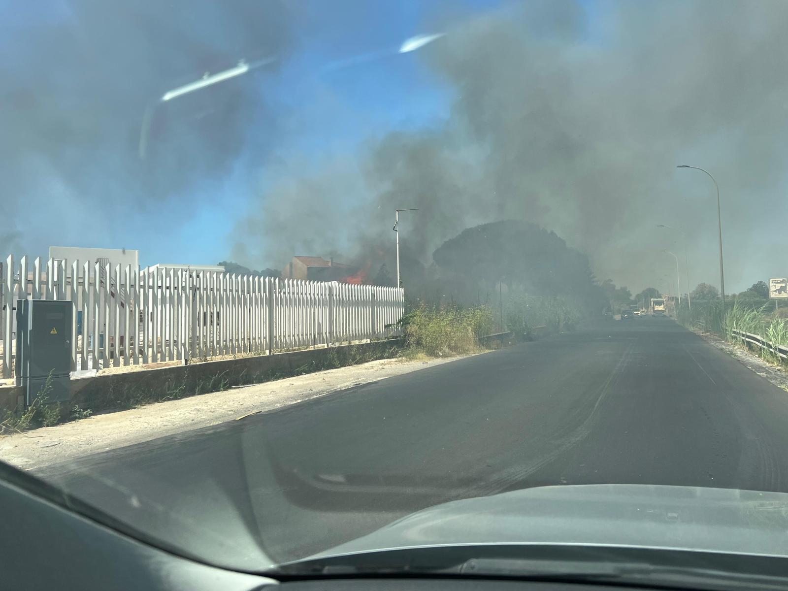Impressionanti colonne di fumo nero e fiamme, incendio sulla Statale 115 – FOTO e VIDEO