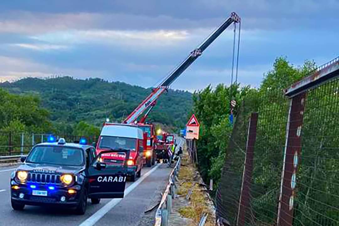 Grave incidente a Chiaramonte Gulfi, operaio forestale cade in un dirupo
