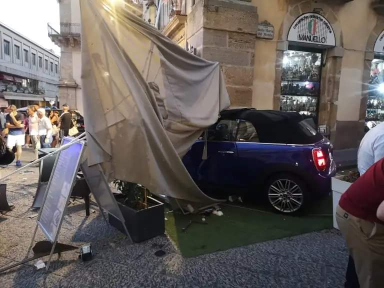Mini Cooper contro i tavolini di un bar, terrificante incidente nel Catanese: 7 feriti