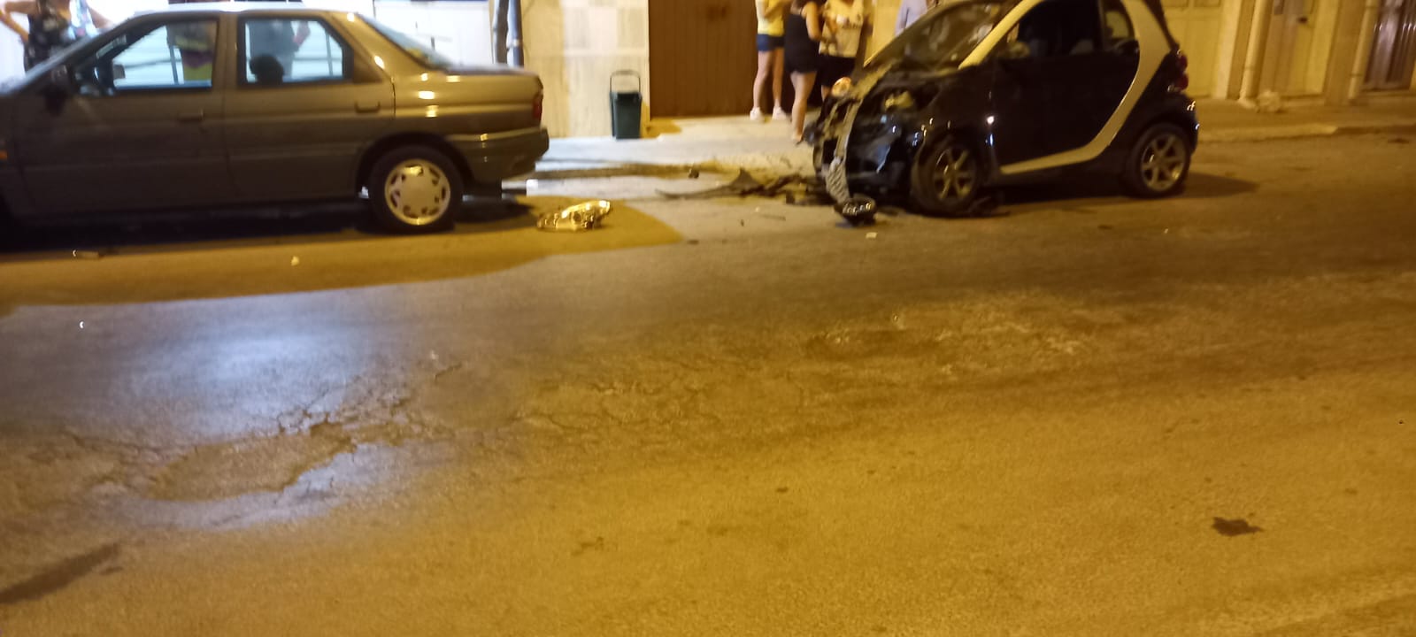 Scontro Smart-Mini Car in via Roma, coinvolte due auto in sosta: 4 feriti