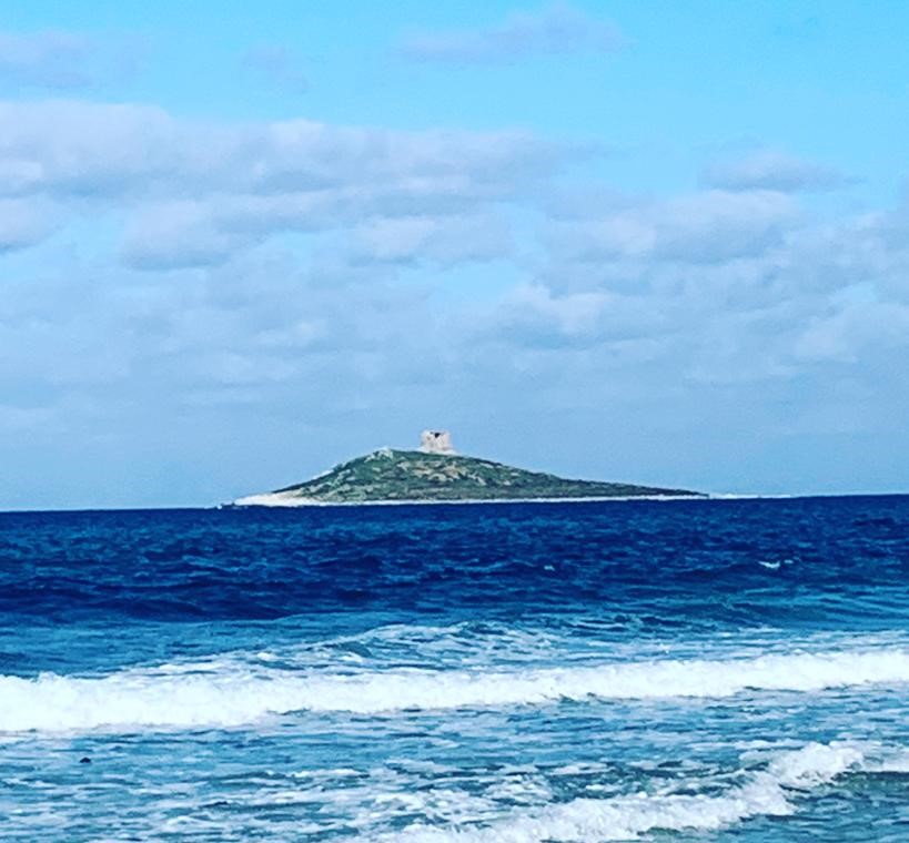 Isola delle Femmine, 70enne si tuffa con onde alte: salvato