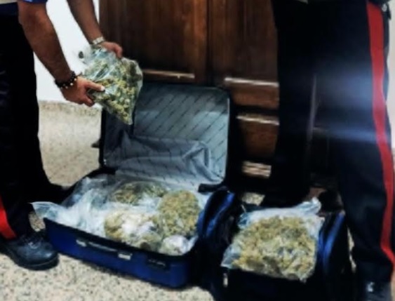 Droga nascosta nelle valigie, guai per un 26enne: scattano i domiciliari