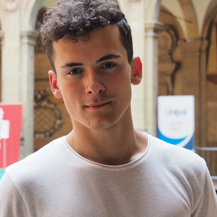 Tragedia in mare: onda anomala lo travolge, morto un 25enne