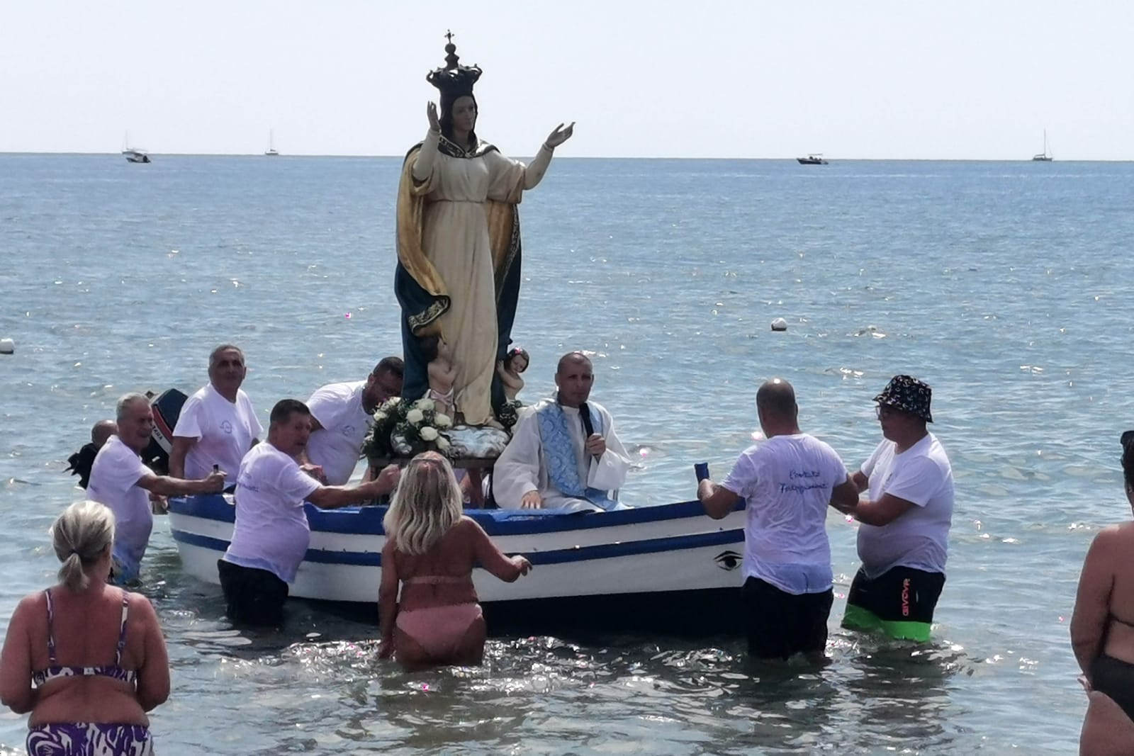 Catania, Madonnina del Tondicello in processione a mare alla Playa – FOTO
