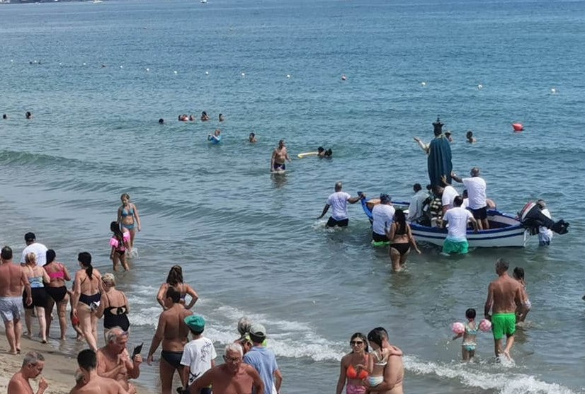 Catania, Madonnina del Tondicello in processione a mare alla Playa – FOTO