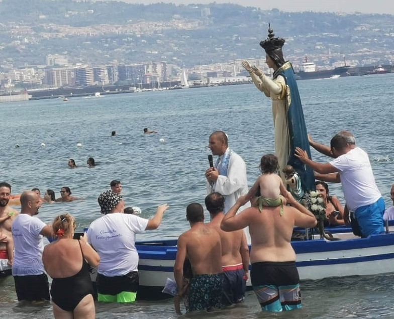 Catania, Madonnina del Tondicello in processione a mare alla Playa – FOTO