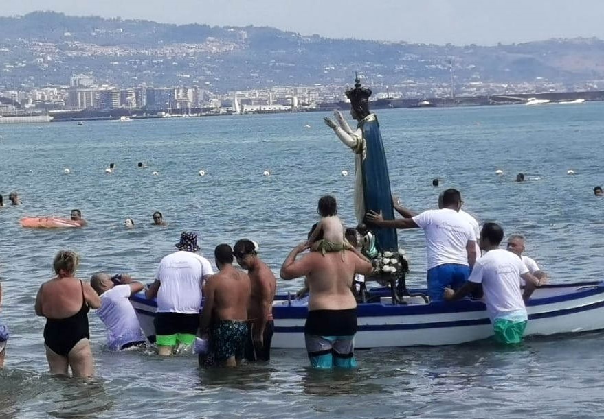 Catania, Madonnina del Tondicello in processione a mare alla Playa – FOTO