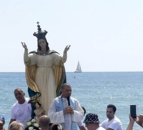 Catania, Madonnina del Tondicello in processione a mare alla Playa – FOTO