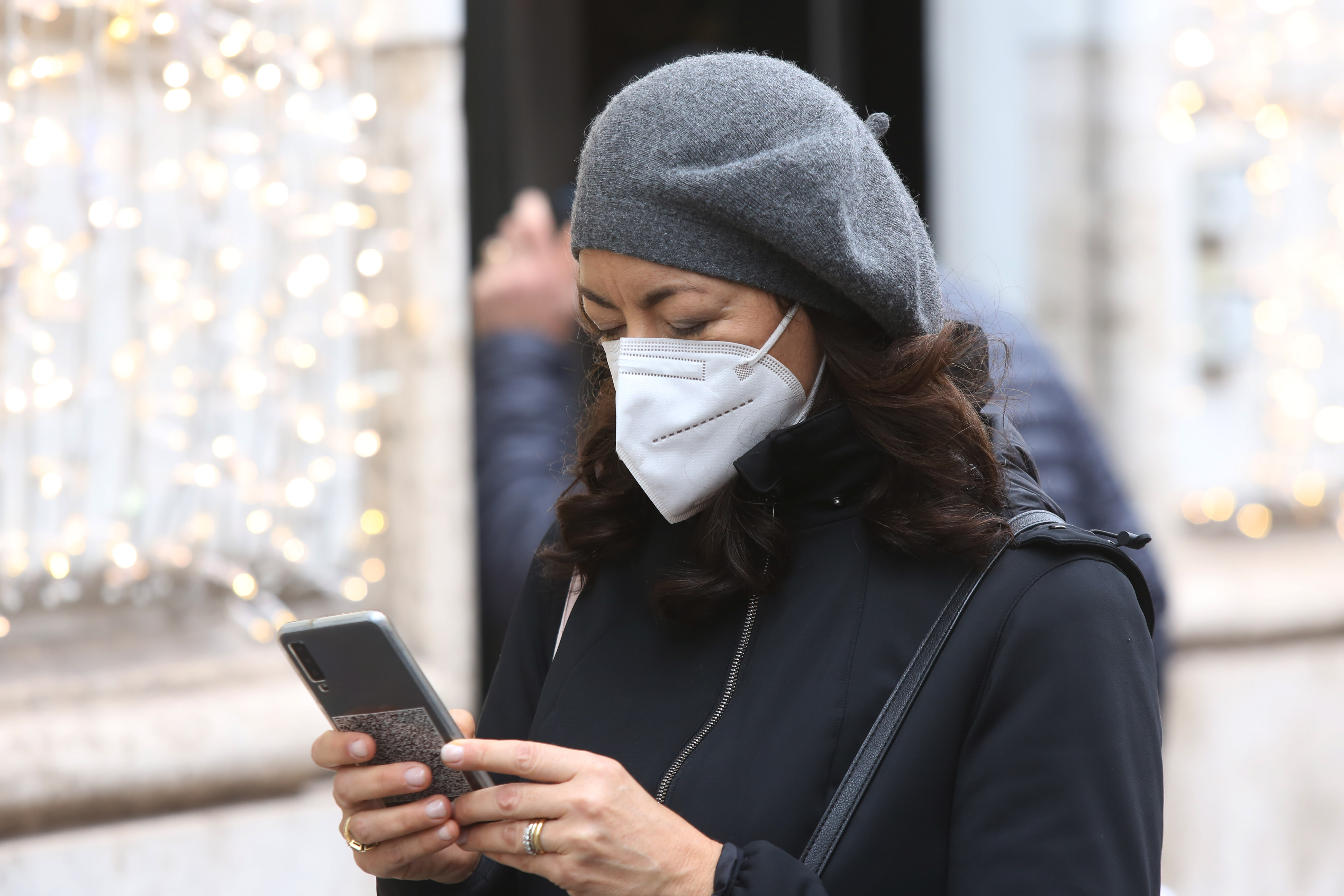 Covid, Aifa: “Virus meno aggressivo, basta mettere paura alla gente”