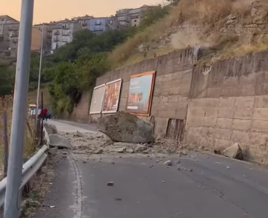 Paura nel Messinese, masso precipita in strada e sfiora auto