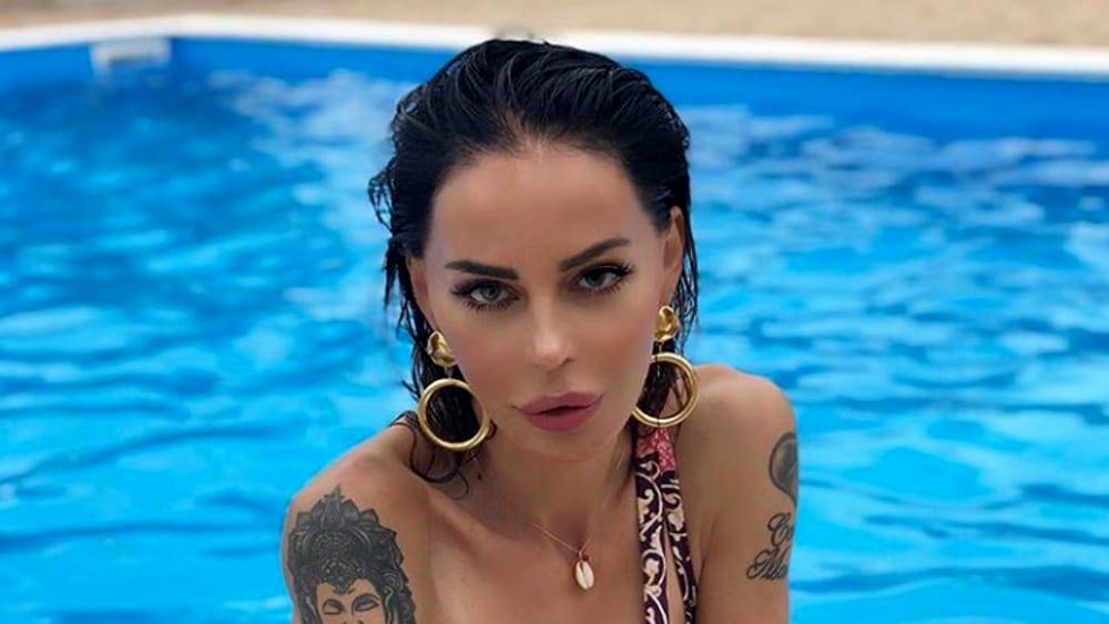 Il dramma di Nina Moric: “Mi hanno asportato un seno e una protesi, sono sola”