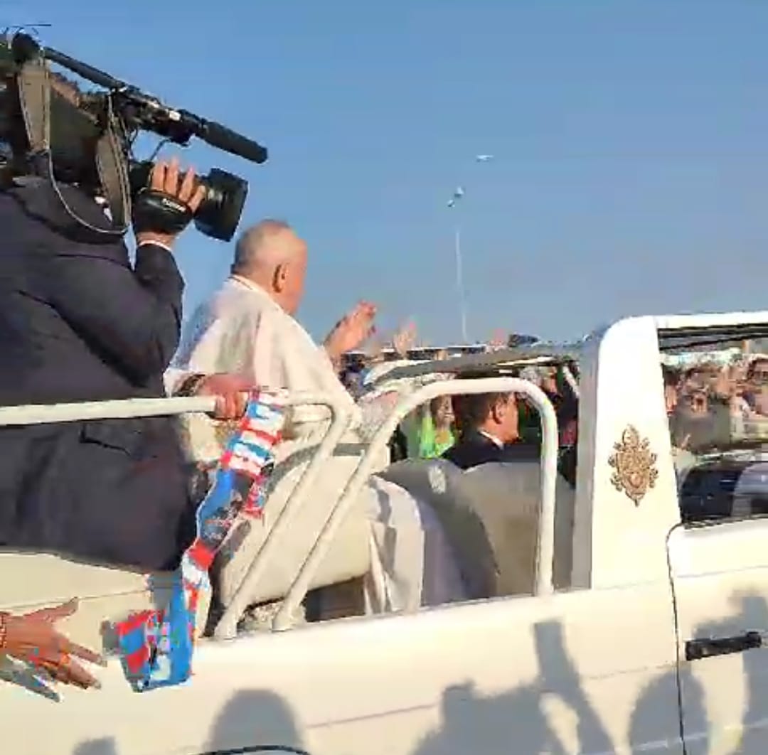 Papa Francesco passa con la Papa Mobile e… arriva la sciarpa del Catania – VIDEO