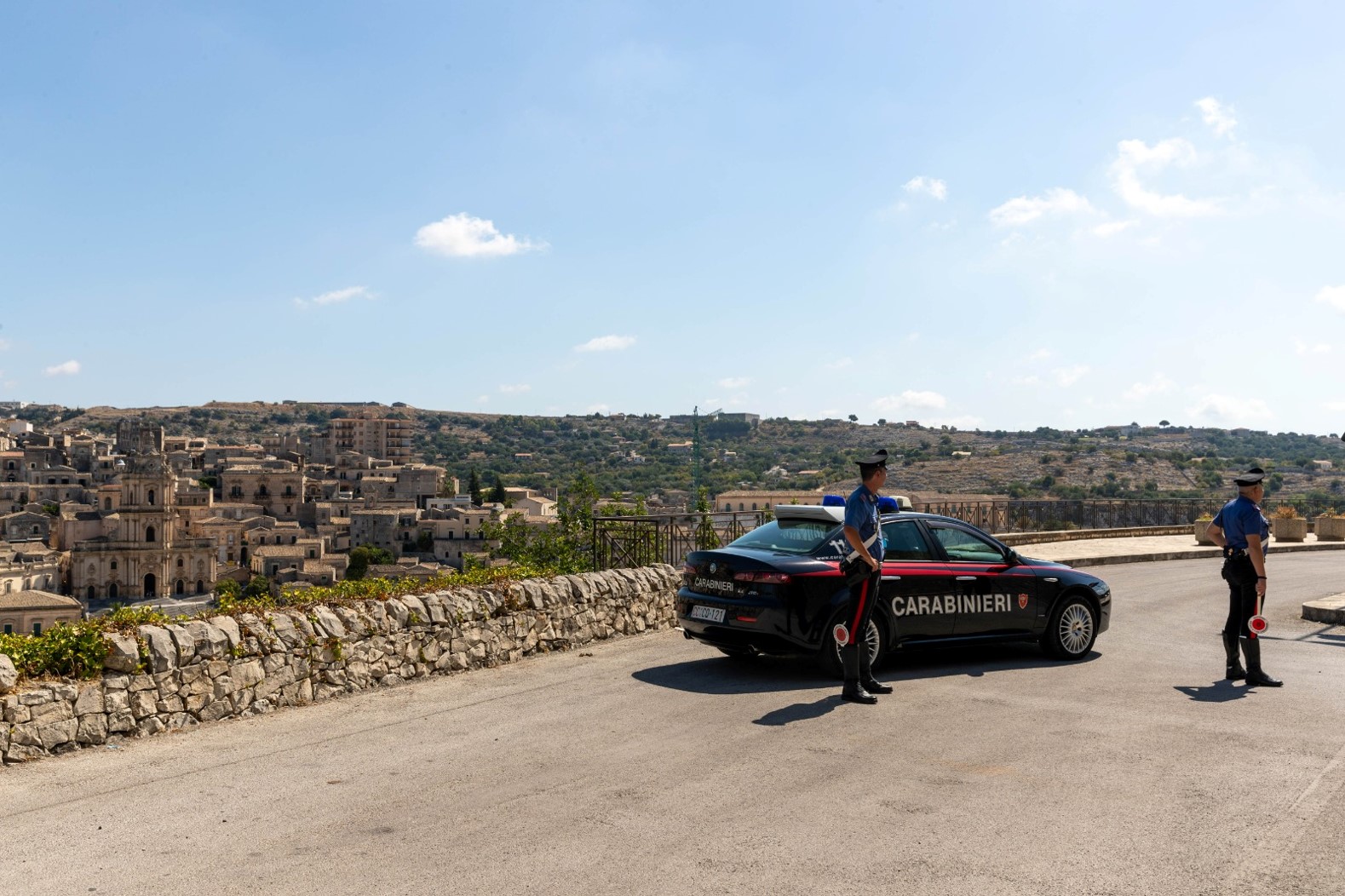 Il cane Riley trova la droga in sala da pranzo, 48enne del Ragusano agli arresti domiciliari