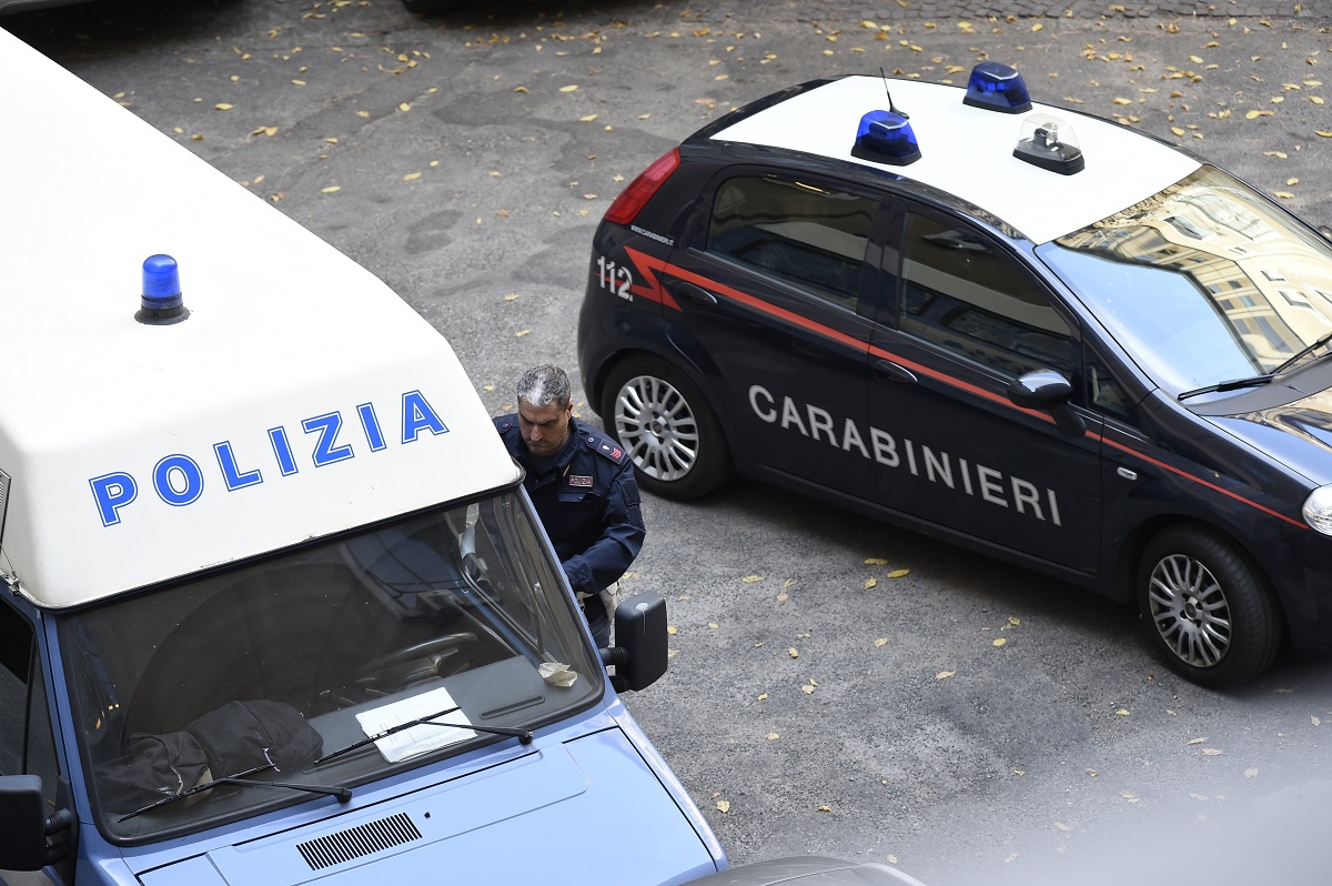 Giovane circondato e aggredito in piazza: scattano le indagini nell’Ennese