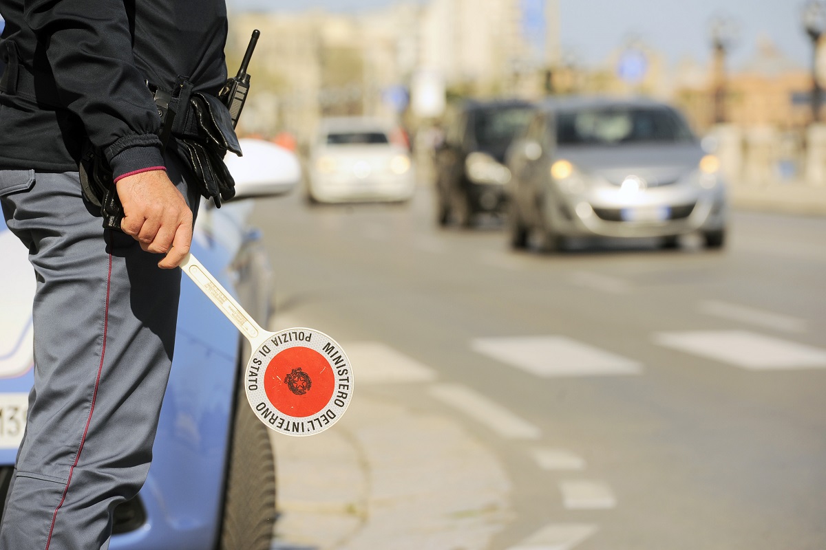 Jeep si schianta contro guardrail in contrada Mosella: traffico in tilt