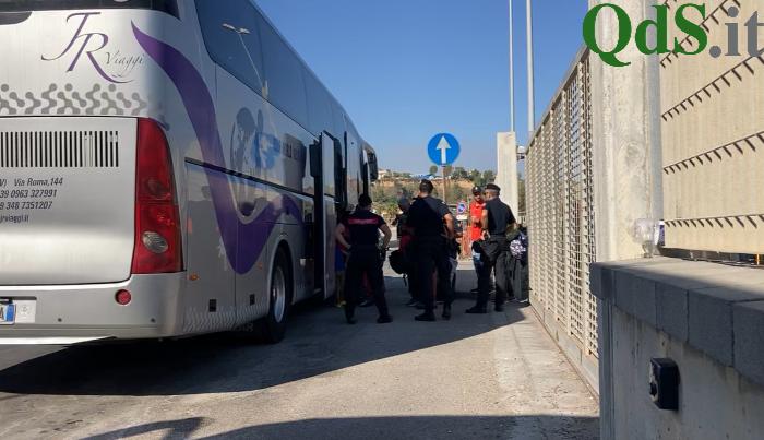 Migranti trasferiti da Porto Empedocle in altre Regioni d’Italia, in serata l’arrivo delle salme da Lampedusa