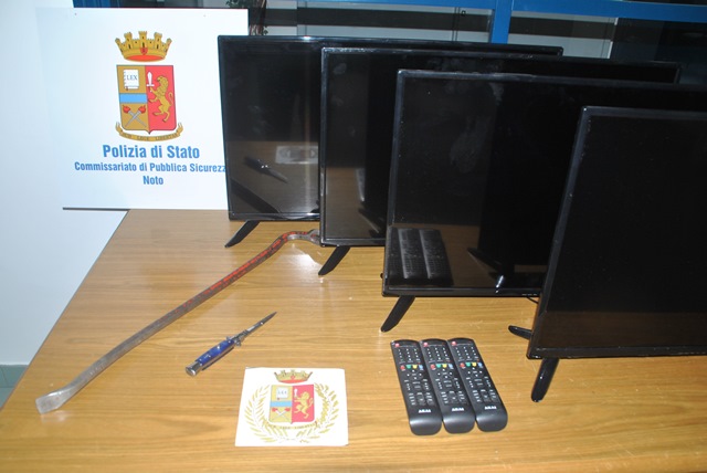 Rubano in un hotel a Noto: due arresti