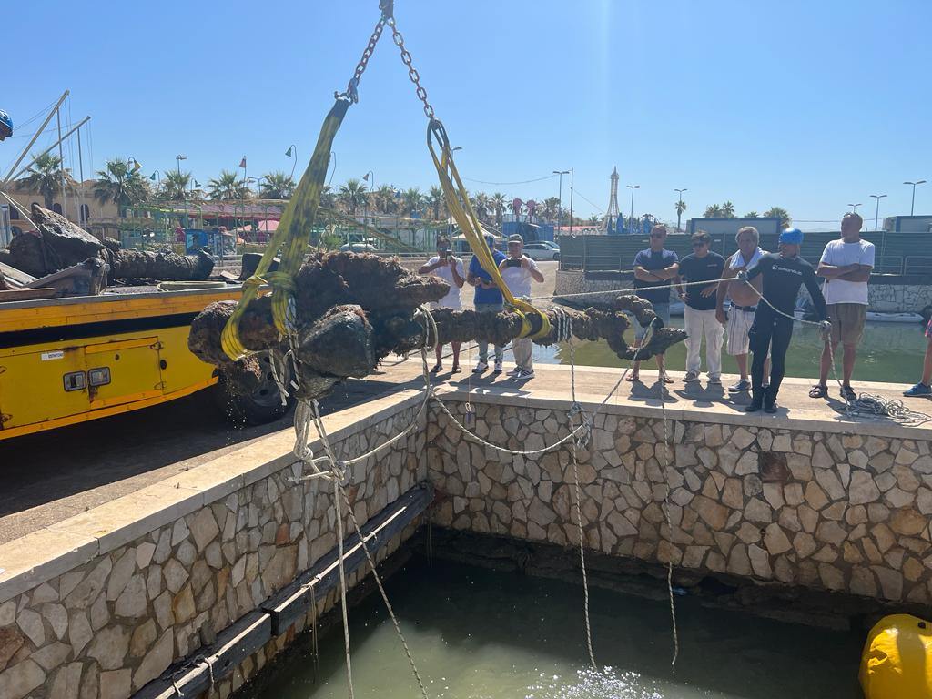 Agrigento, recuperati cannoni e un’ancora di un relitto del XVII secolo. Scarpinato: “Una grande stagione per l’archeologia subacquea”
