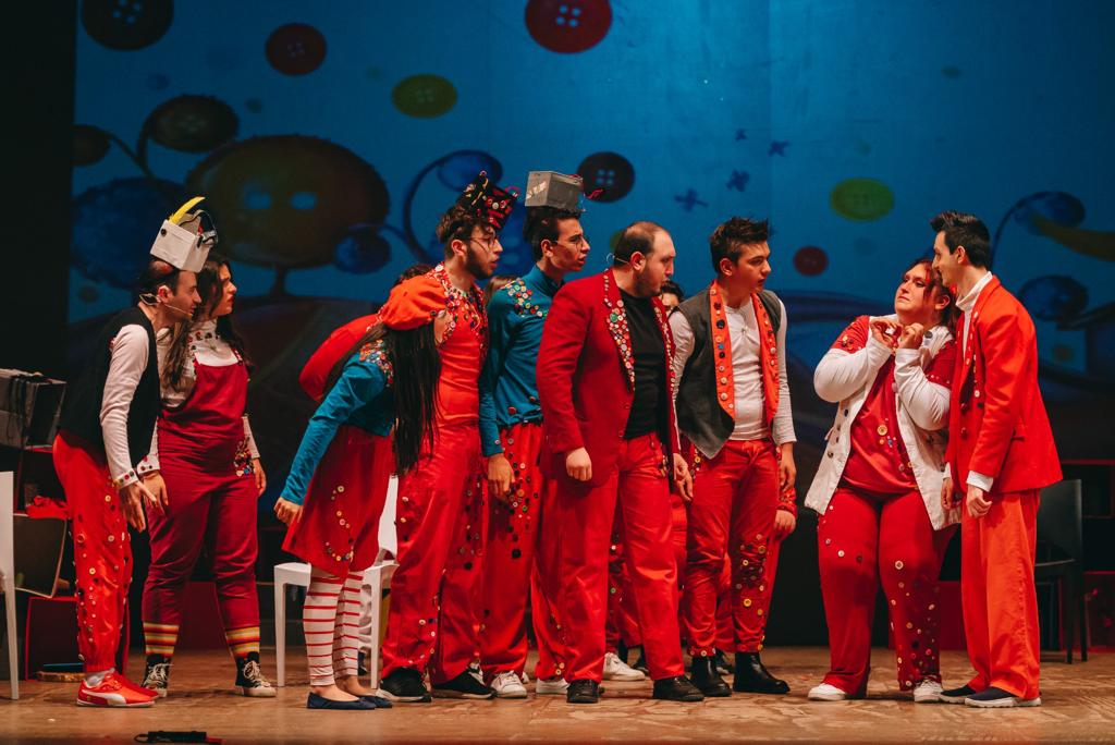 “Rosso: la bottega dei bottoni” torna ad Acireale: sabato 2 settembre lo spettacolo in piazza Duomo