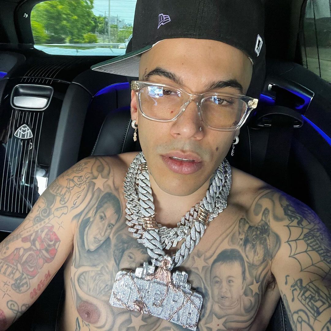 Sfera Ebbasta, il “Re” della trap italiana, stona clamorosamente durante un concerto e Samuele Bersani risponde