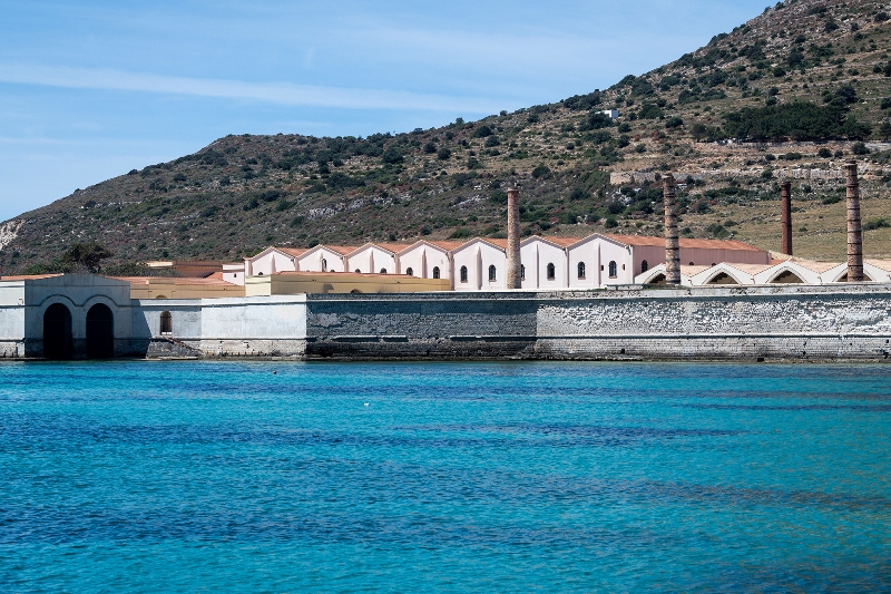 Favignana, passeggia nudo sugli scogli: 10.000 euro di multa
