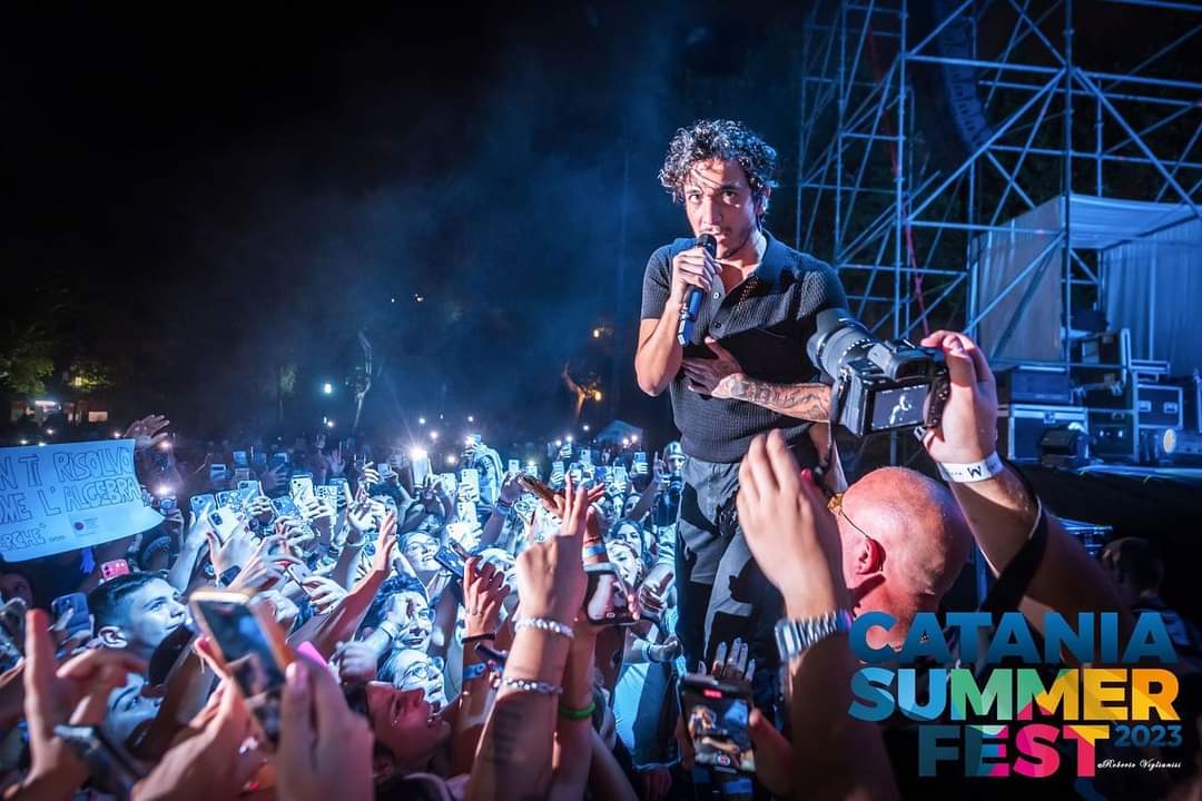 “Catania vale più di 10 dischi di platino”: Tananai infiamma Villa Bellini