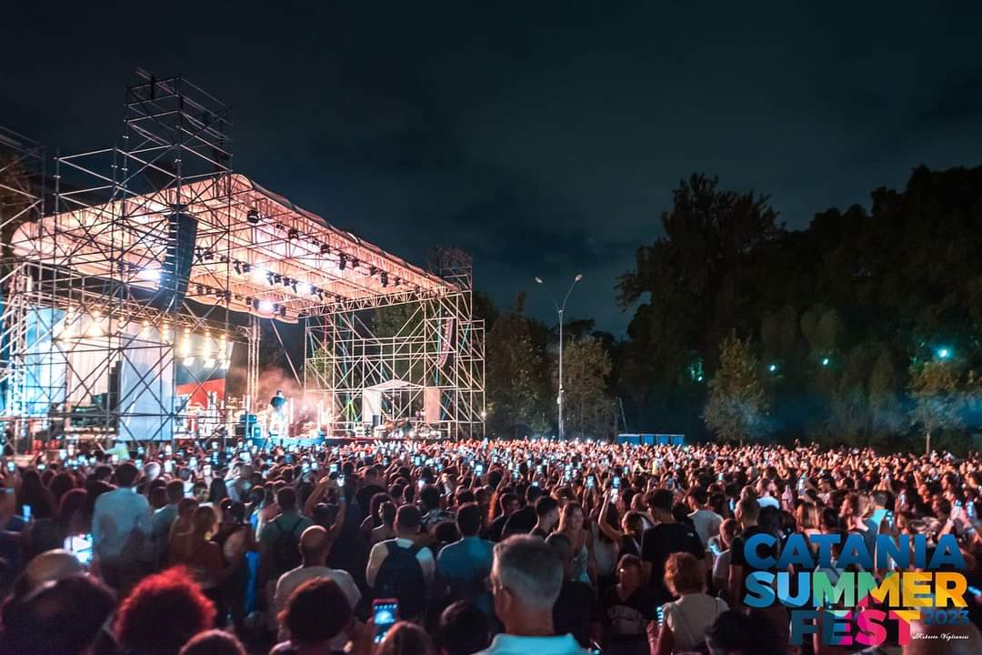 “Catania vale più di 10 dischi di platino”: Tananai infiamma Villa Bellini