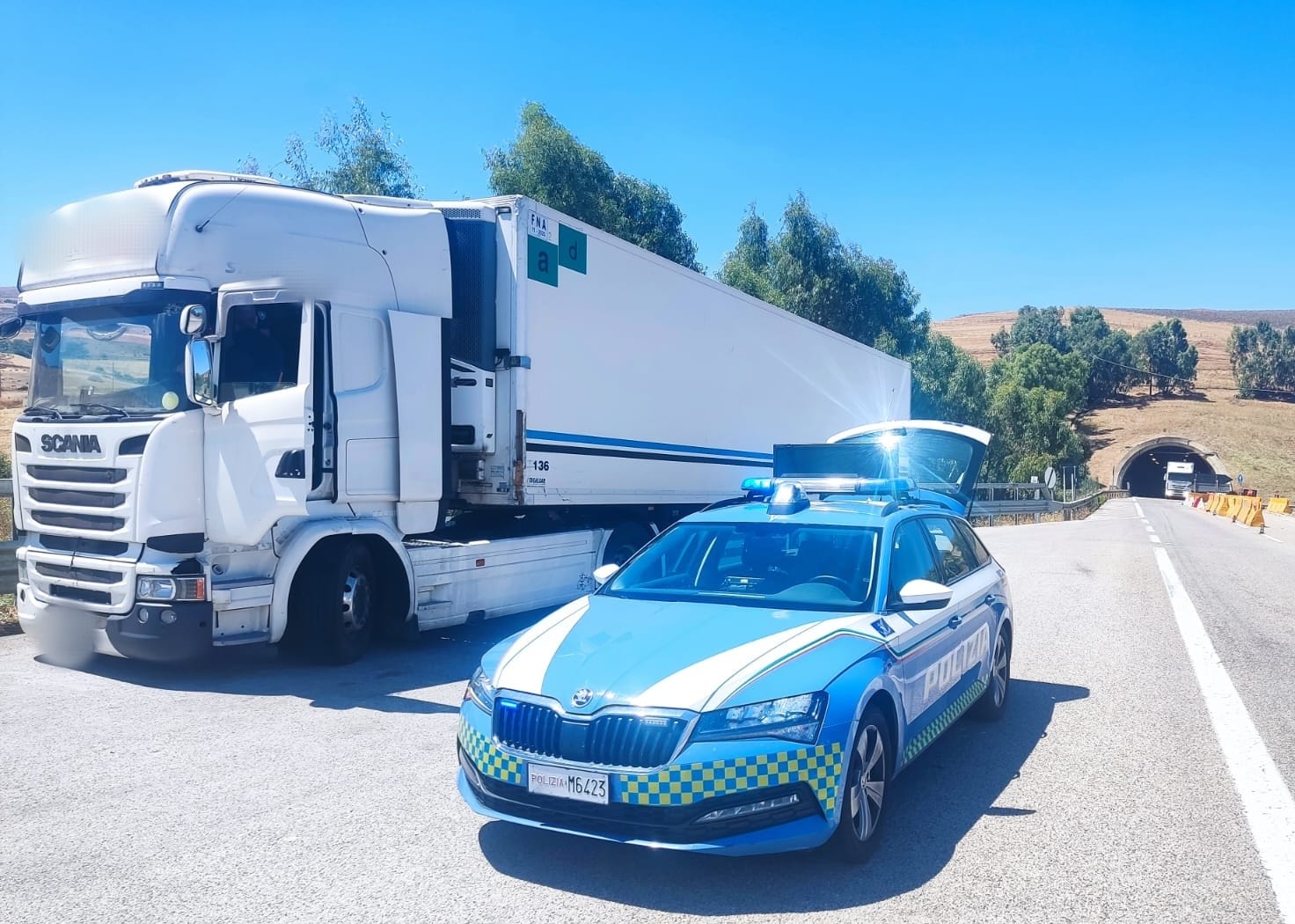 Follia lungo la Palermo-Catania, TIR in retromarcia sull’autostrada: autista nei guai