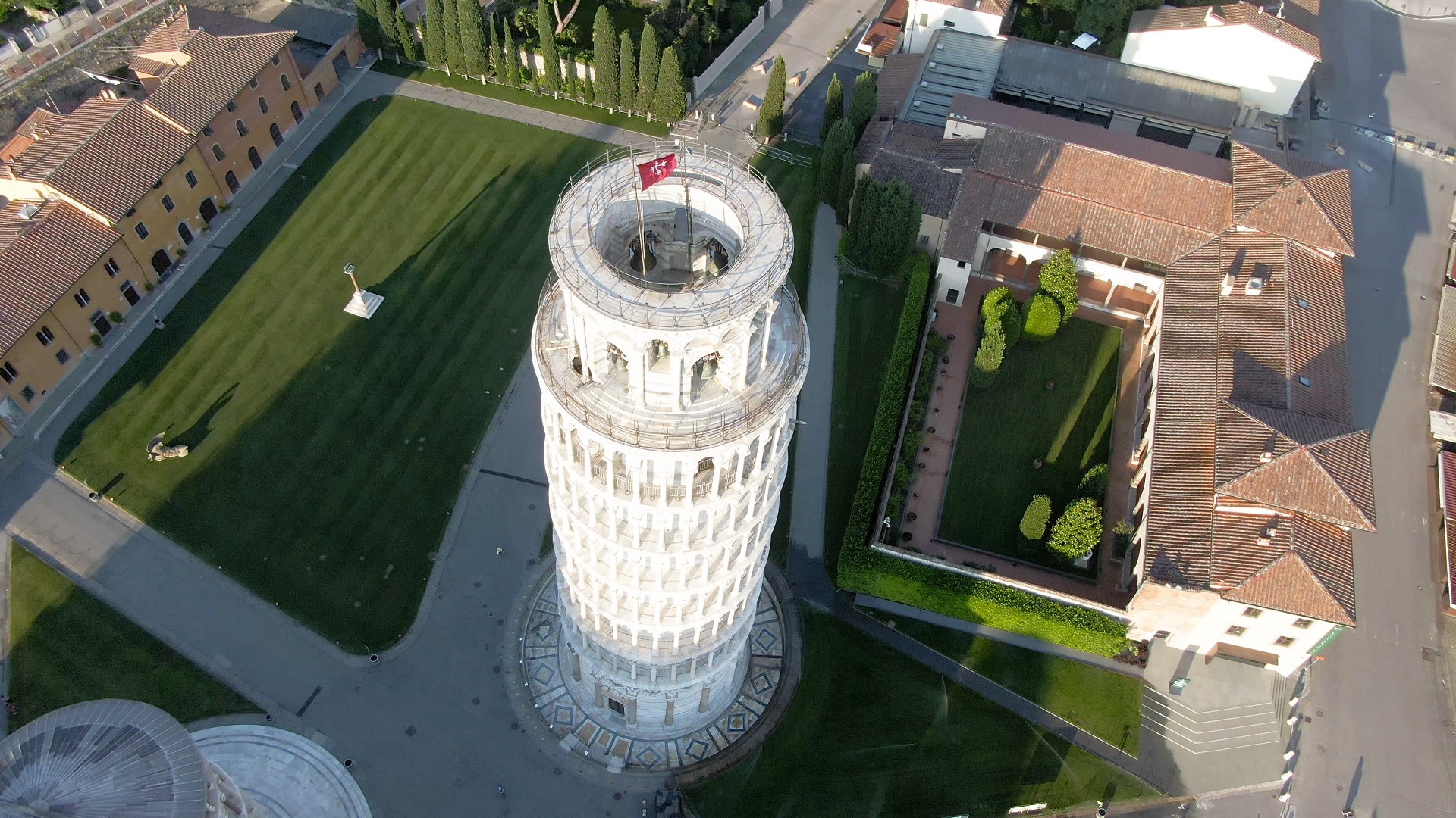 Incide iniziali e un cuore sulla torre di Pisa: denunciata 19enne