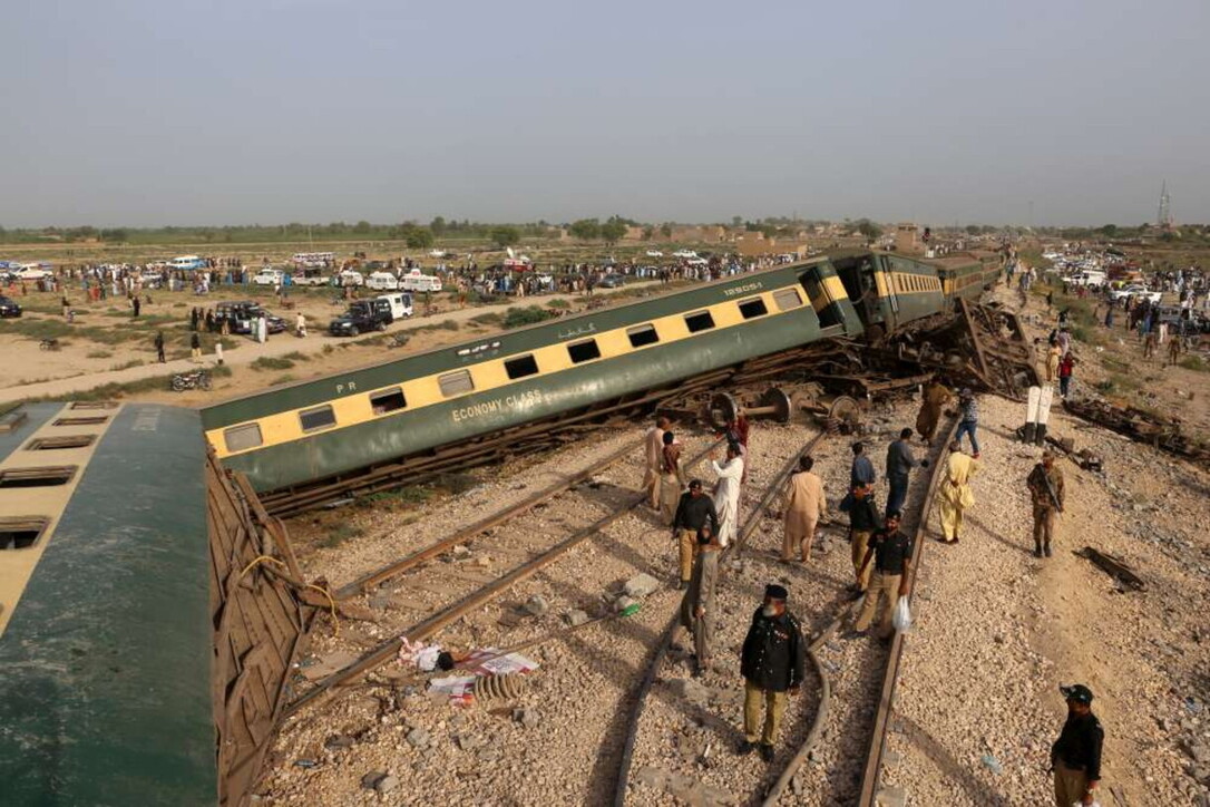 Tragedia in Pakistan: treno deraglia, 30 morti e 100 feriti