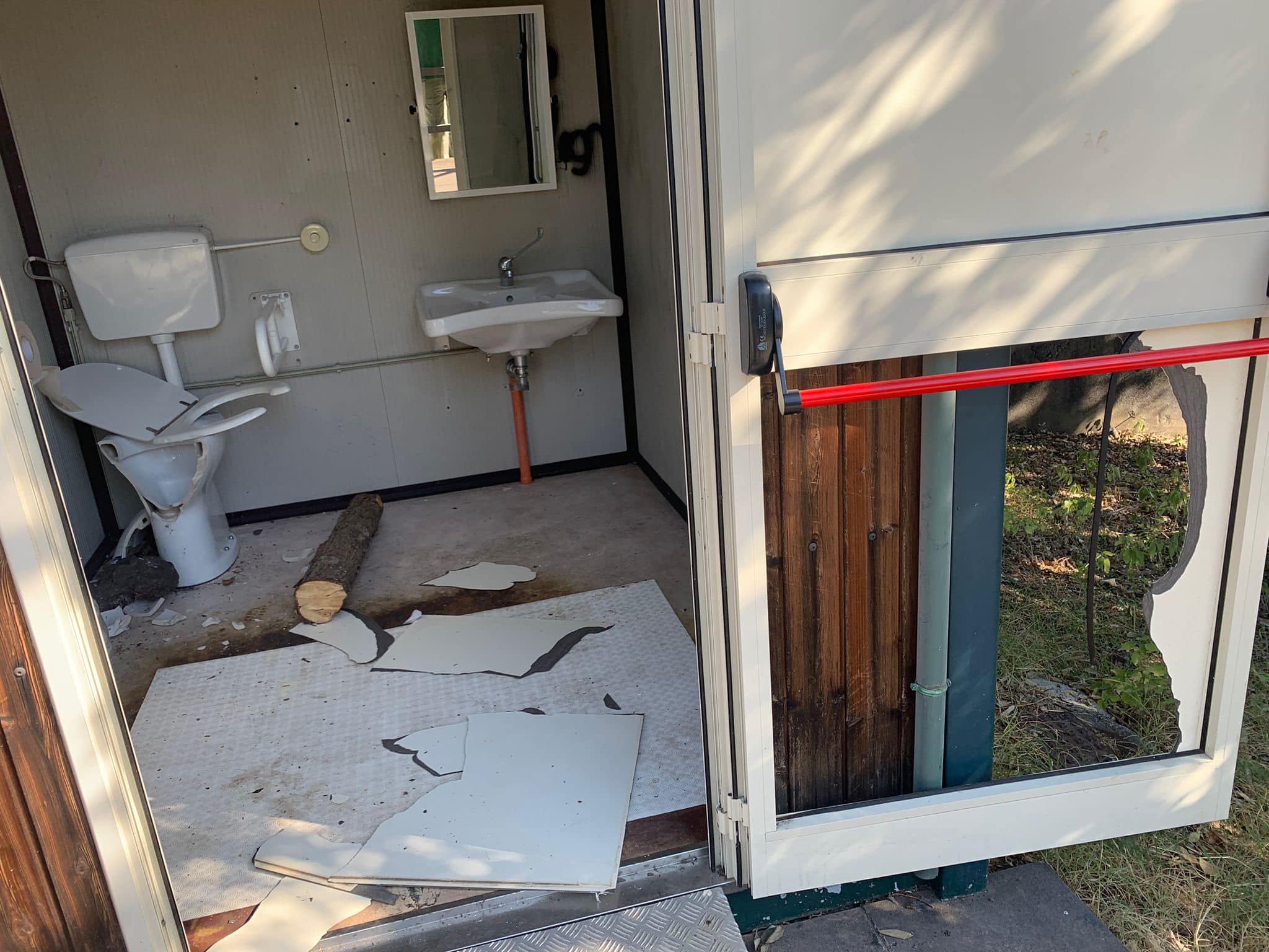 Vandali in azione nell’anfiteatro di Tremestieri, sfondate le porte dei bagni