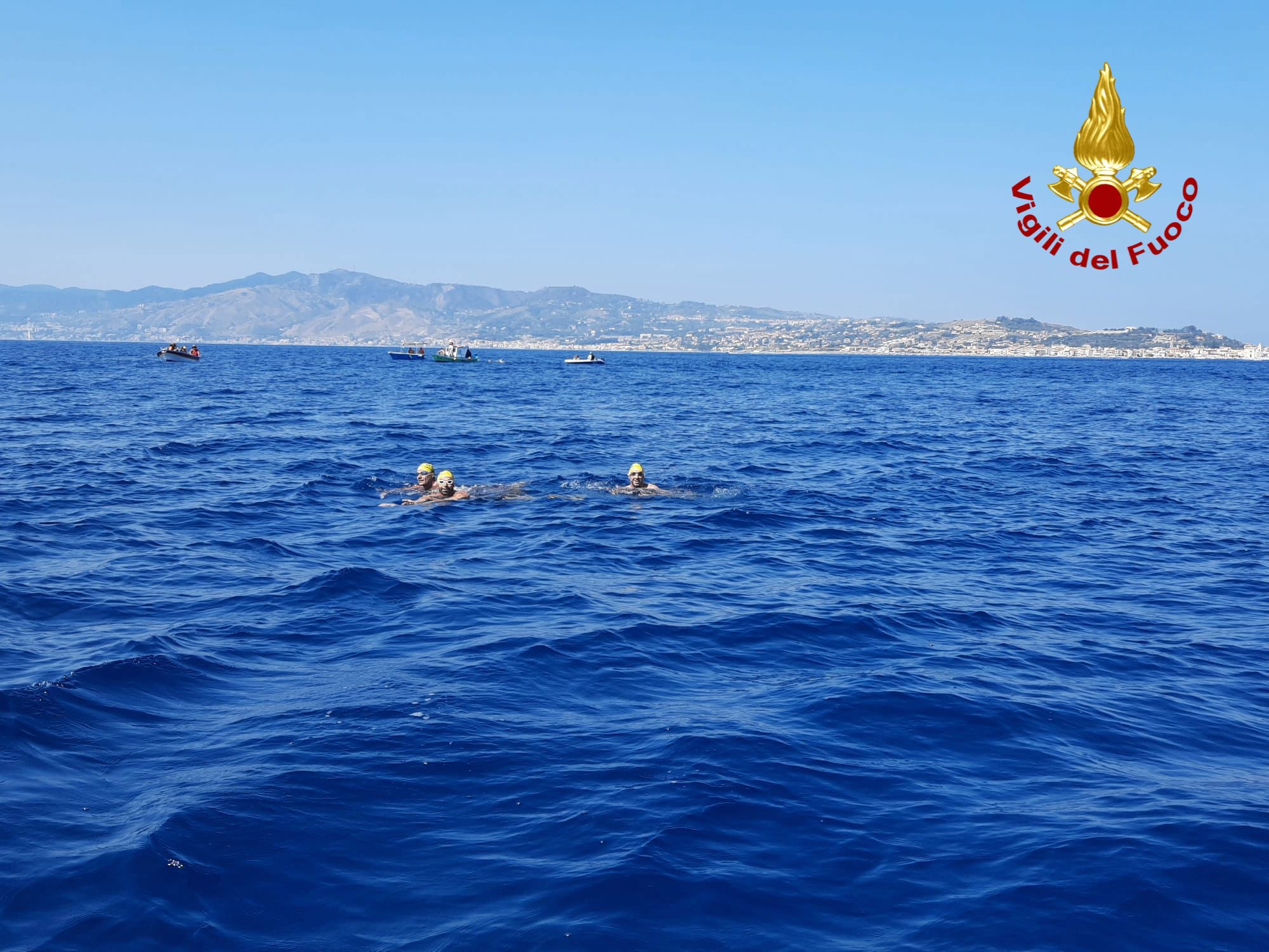 Messina, vigile del fuoco attraversa a nuoto lo Stretto