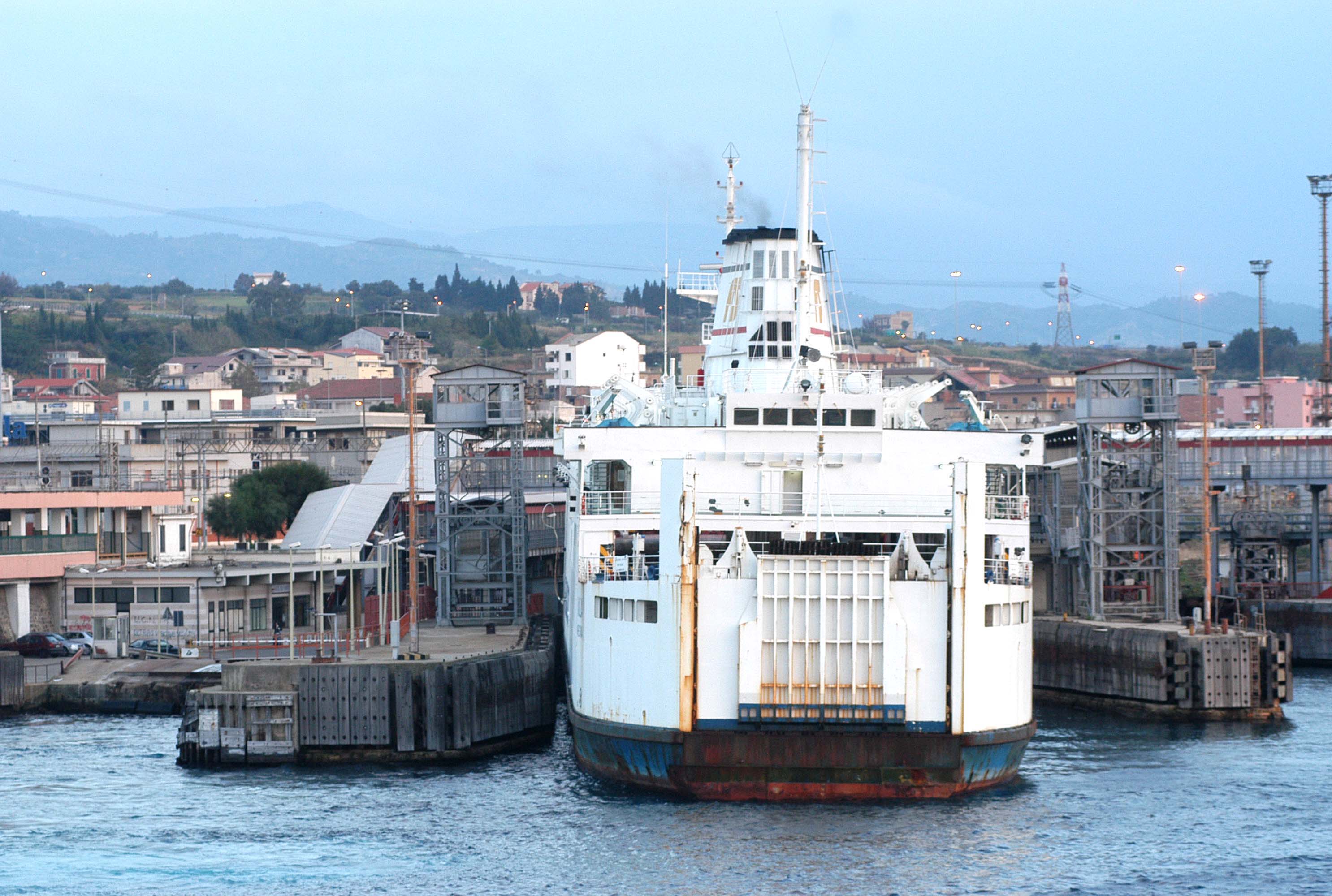 Vacanze estive, 807 euro da Napoli a Palermo: la guerra fa impennare le tariffe dei traghetti