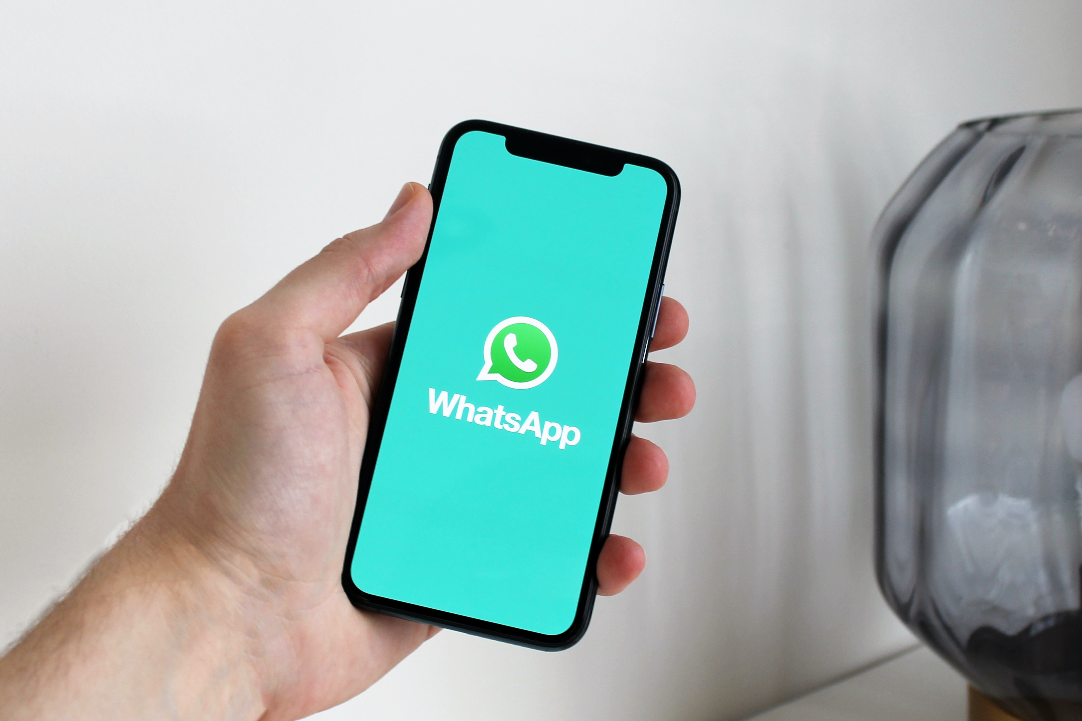 Whatsapp a lavoro per modificare le foto con l’intelligenza artificiale