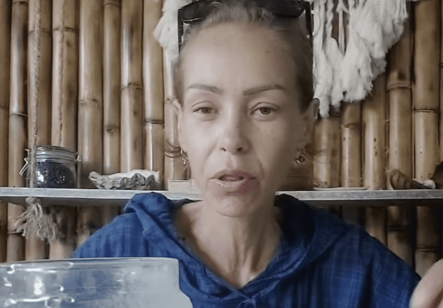 Mangiava solo frutta, semi di girasole, frullati e succhi: influencer vegana muore a 40 anni