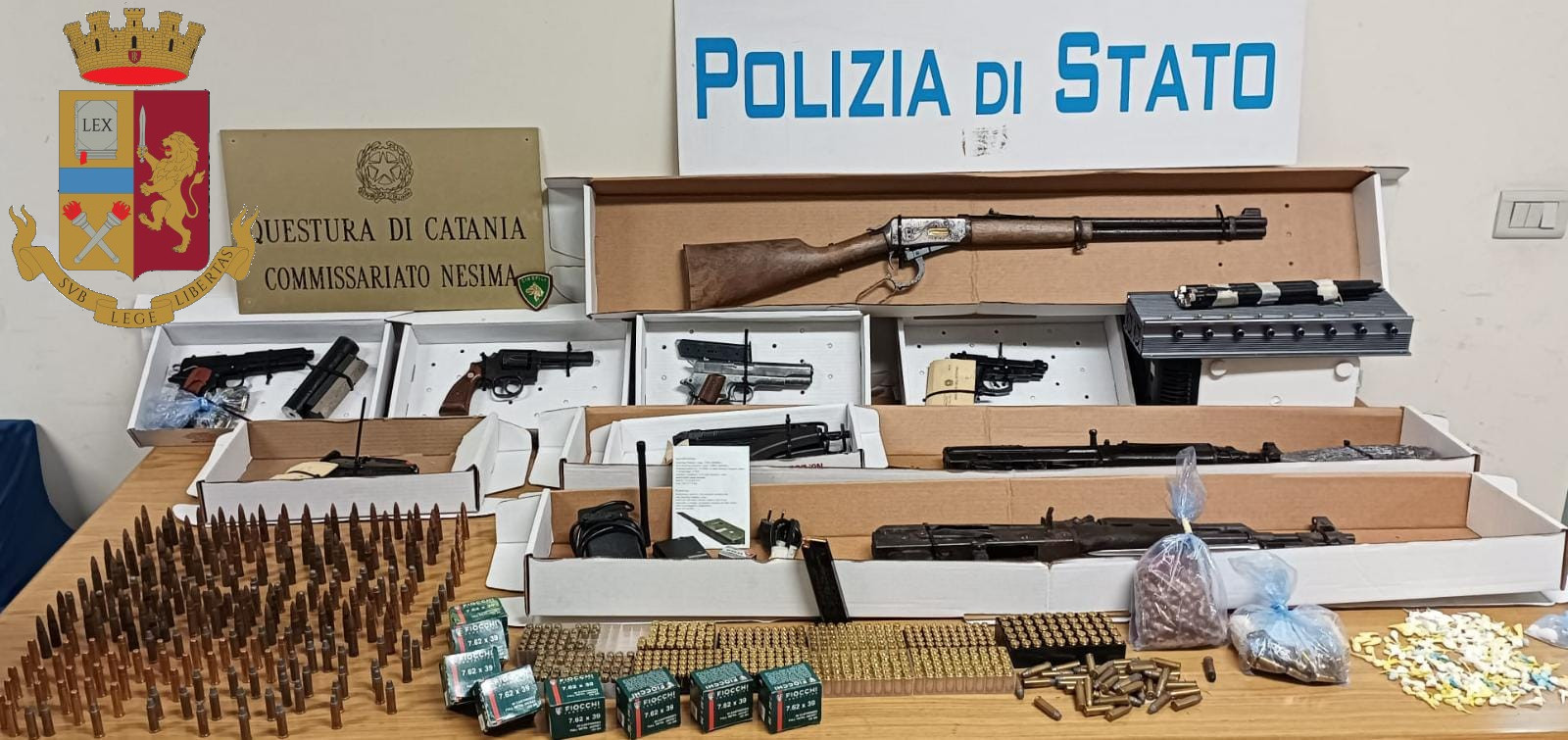 Catania, trovati arsenale e droga in uno stabile: indaga la polizia