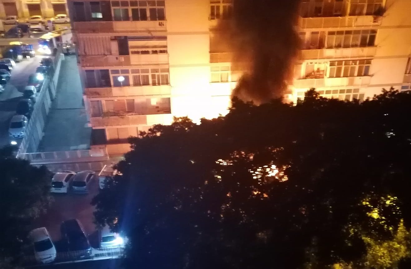 Paura in via Don Orione per alcune auto in fiamme in un residence
