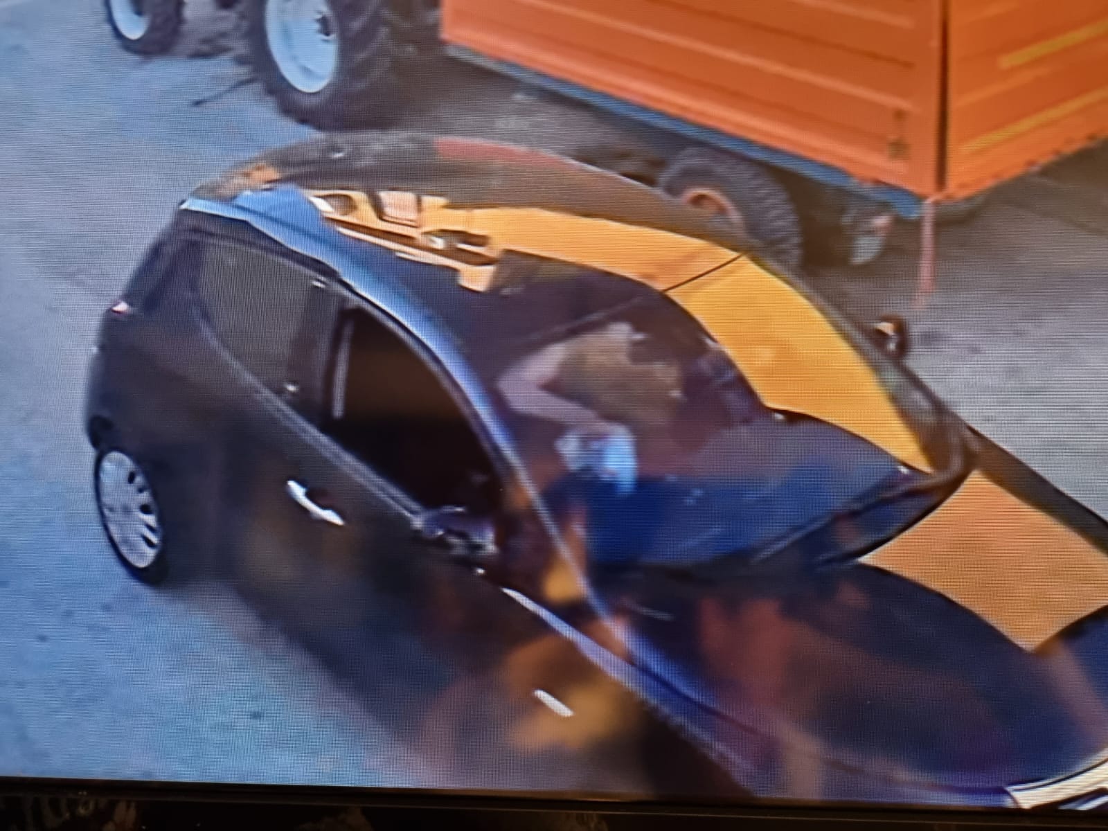 Menfi, lancia rifiuti da auto: sindaco pubblica foto e la convoca