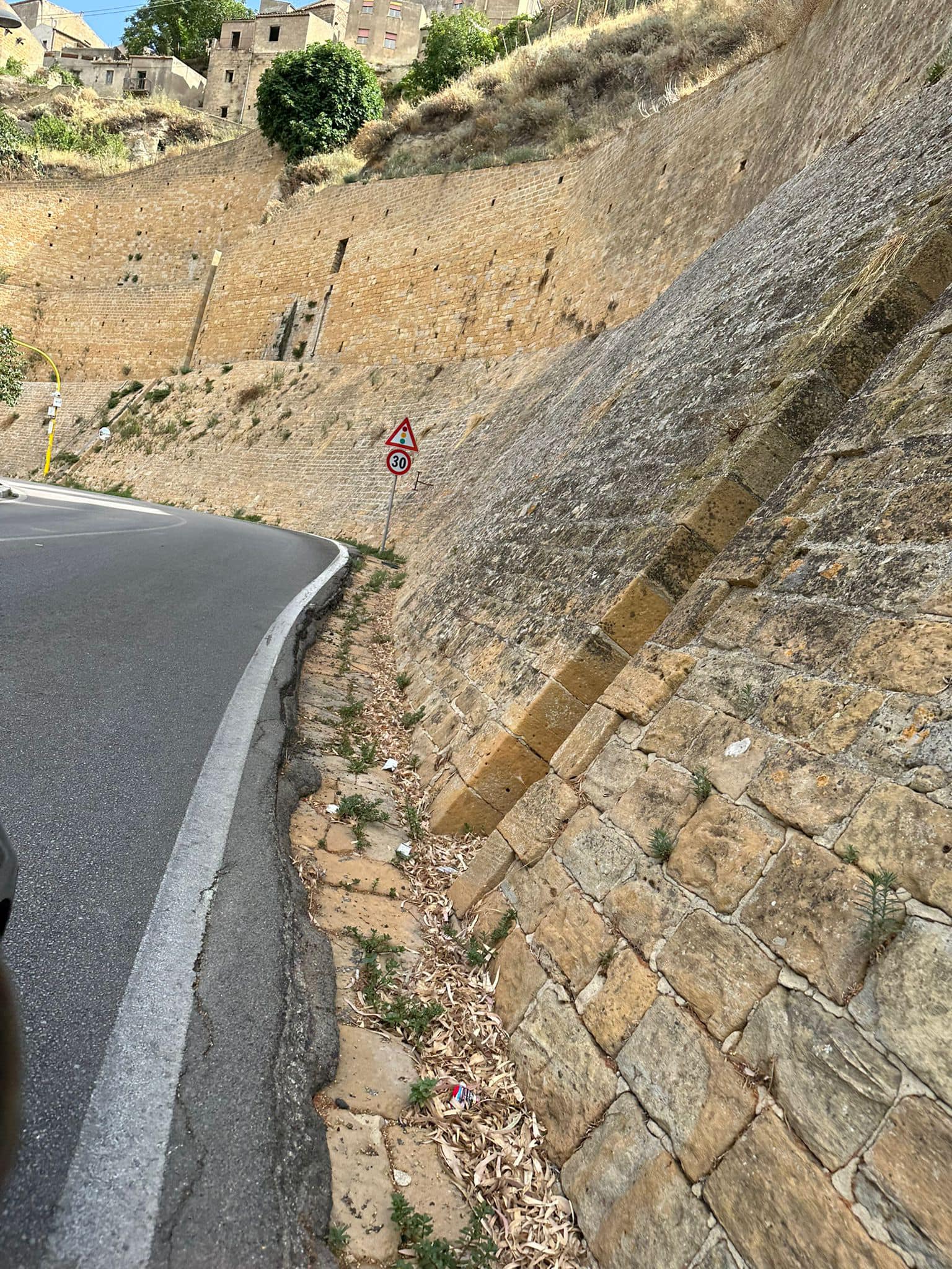 Galleria foto 'Calascibetta, ripulita dai rifiuti la SS290: l’appello del sindaco' - foto 6