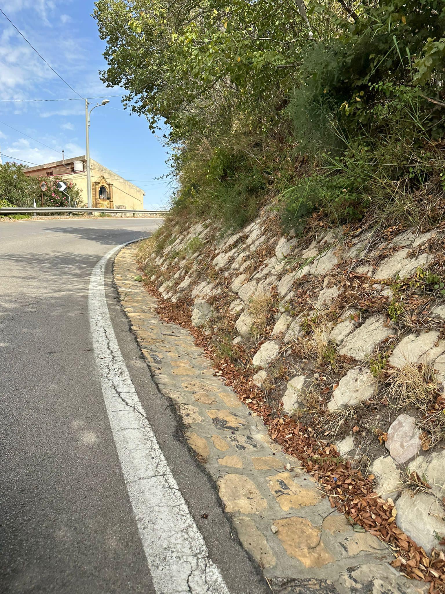 Calascibetta, ripulita dai rifiuti la SS290: l’appello del sindaco