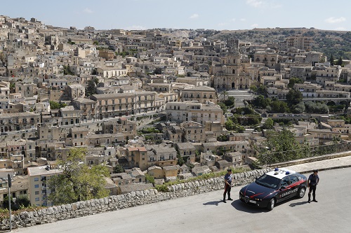 Modica, tenta suicidio lanciandosi da ponte: carabinieri lo salvano