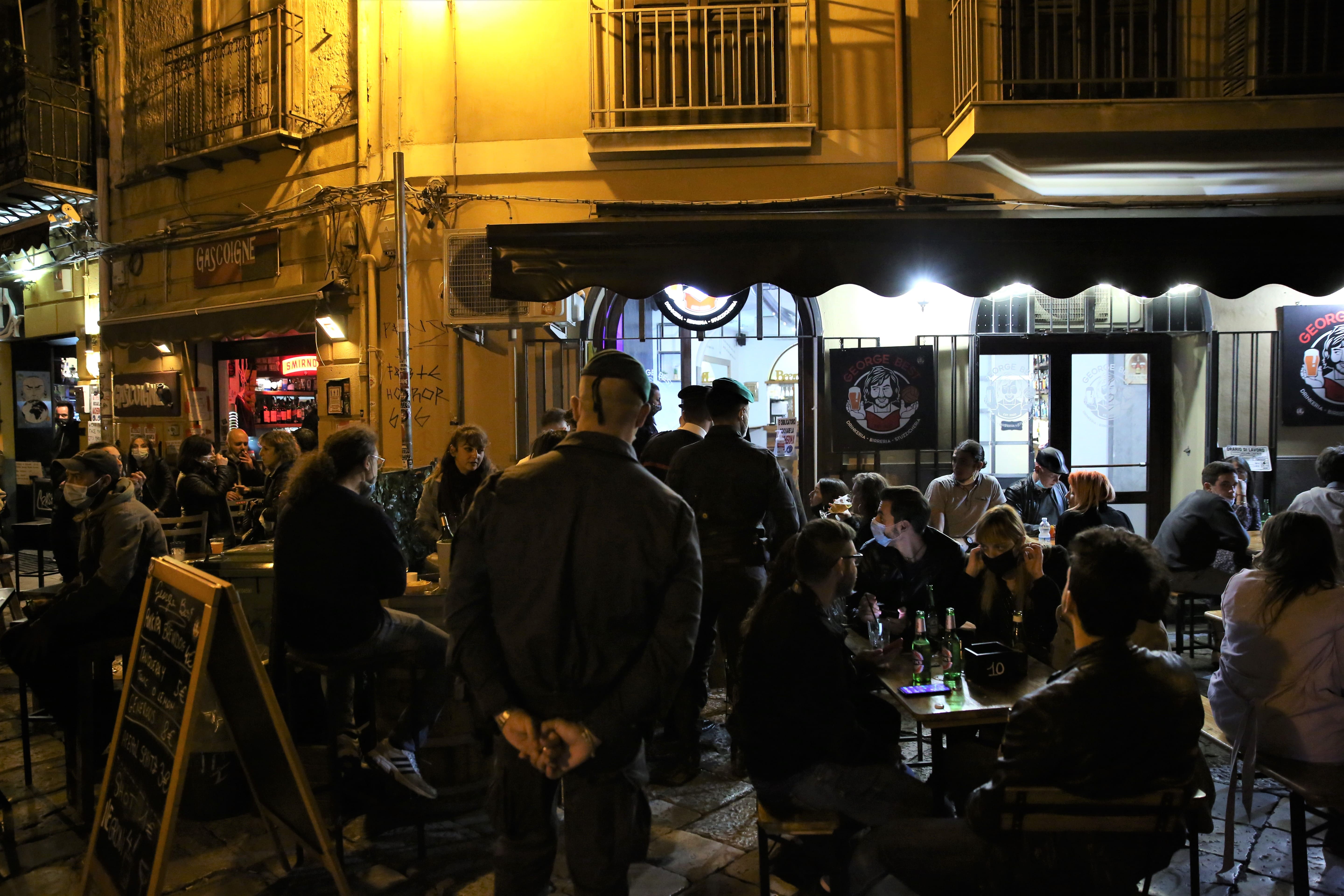 Controlli alla Vucciria, blitz nella movida notturna di Palermo