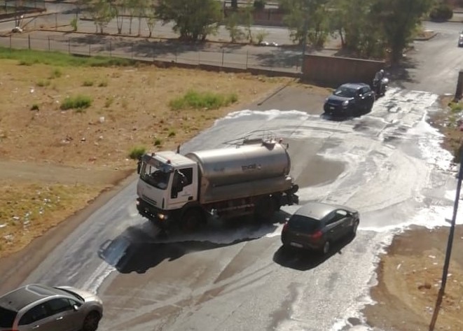 Fogna a cielo aperto di fronte la parrocchia: avviati interventi di espurgo