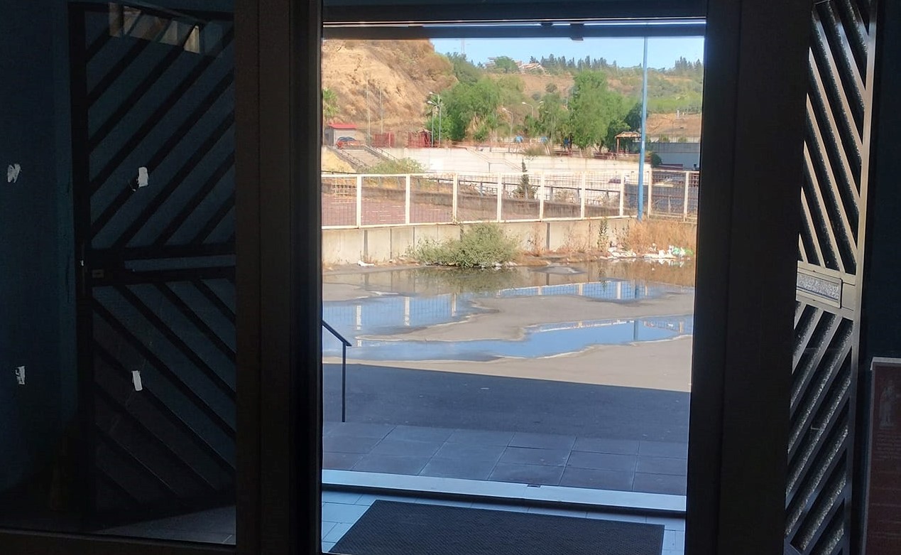 Catania, fogna nel sagrato: parrocchia sospende le funzioni per rischio igienico