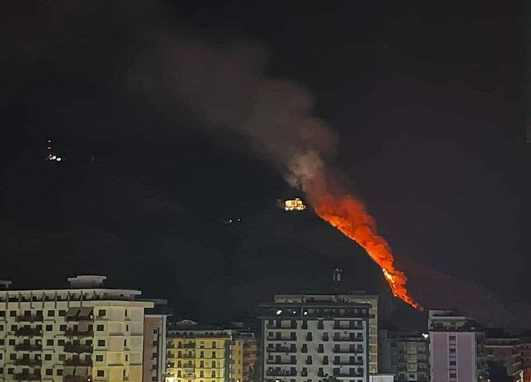 Incendio a Monte Pellegrino, Canadair ancora in azione