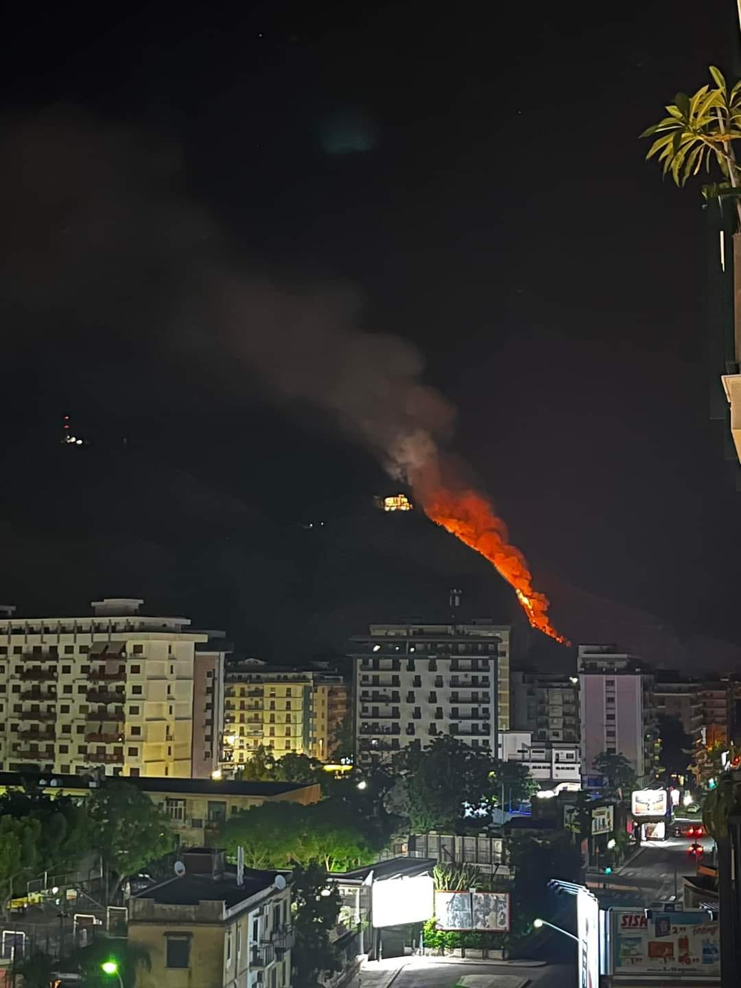 Incendio a Monte Pellegrino, Canadair ancora in azione